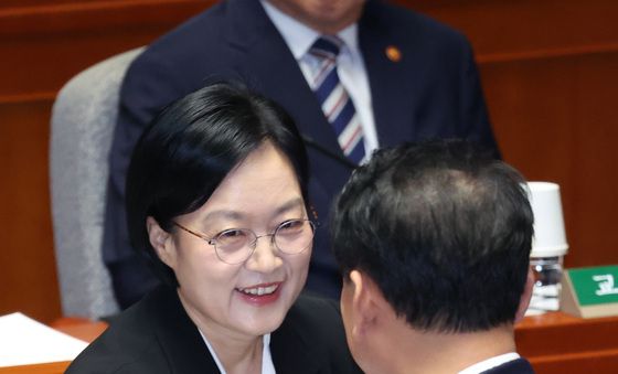 악수하는 한성숙 총리·이광재 위원장