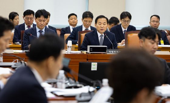 국방위 예결심사소위 출석한 이두희 국방차관