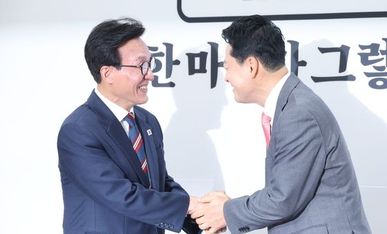 악수 나누는 김민석·장동혁
