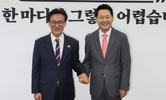 손 잡은 김민석·장동혁 '환한미소'