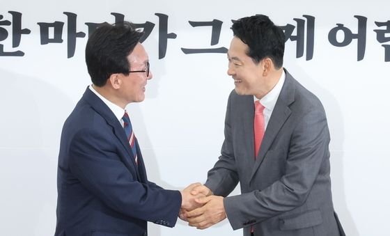 두 손 꼭 잡은 김민석·장동혁