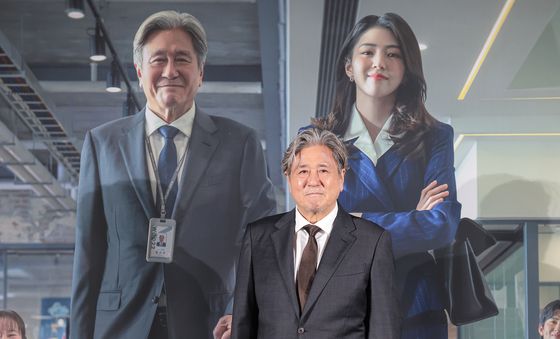 최민식, 37년 관록의 미소