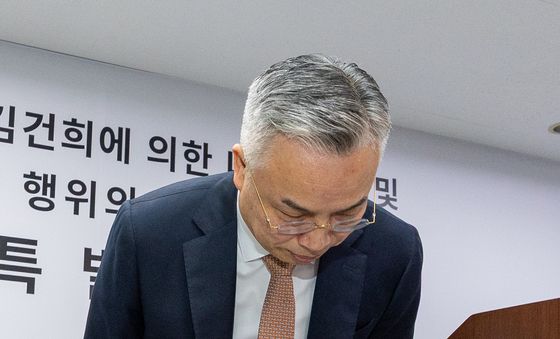 국민들 향해 인사하는 권창영 특검