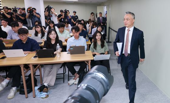 브리핑 입장하는 권창영 특검