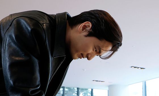 배우 이진욱, 애스턴마틴 신차 DB12 S에 빠졌다