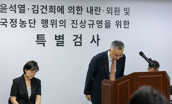 브리핑 마친 뒤 인사하는 권창영 특검
