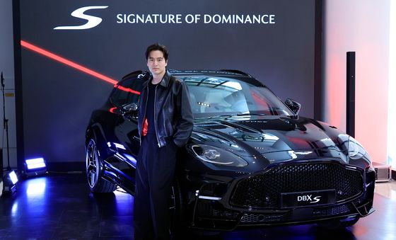 DBX S와 함께 포즈를 취하는 배우 이진욱