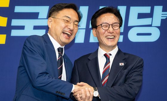 밝게 웃으며 손 잡는 김민석 민주당 대표와 신장식 조국혁신당 대표
