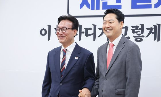 손 잡고 기념 촬영하는 여야 대표