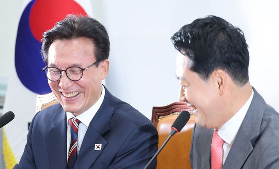 미소로 대화 시작하는 여야 대표