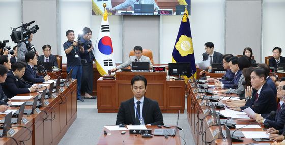 의사봉 두드리는 한병도 위원장
