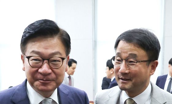대화나누는 한병도·정점식