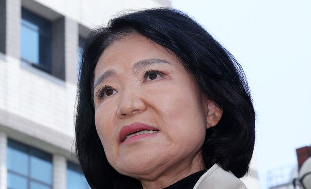 고소장 제출 후 입장 밝히는 이진숙 의원