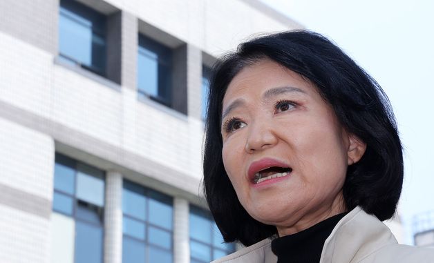 고소장 제출 후 입장 밝히는 이진숙 의원