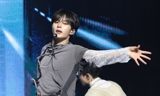 준서, 우아한 손짓