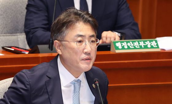 답변하는 이진수 법무차관