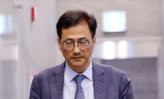 첫 출근하는 이태한 특검