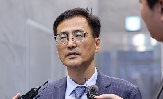 첫 출근하는 이태한 선관위 특검