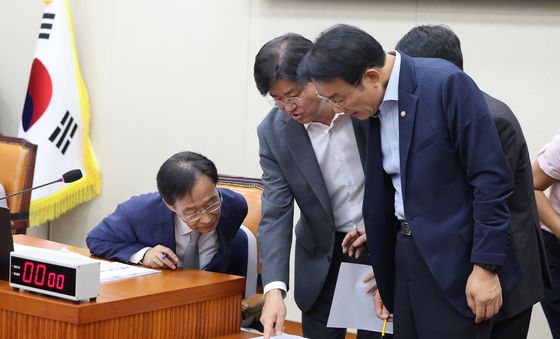 與野 간사와 대화 나누는 유동수 정무위원장