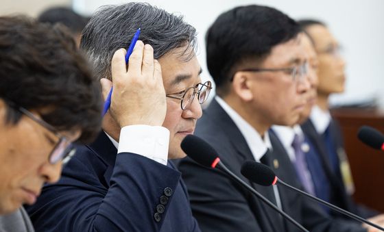 질의 듣는 윤호중 행정안전부 장관