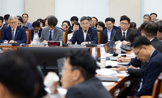 답변하는 윤호중 행안부 장관