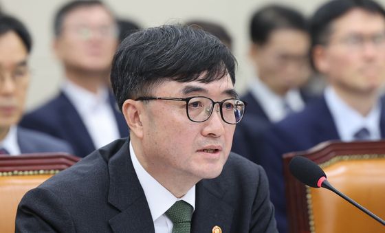 질의에 답하는 임기근 국무조정실장