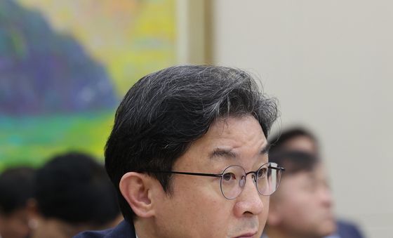 얼굴 만지는 이억원 금융위원장