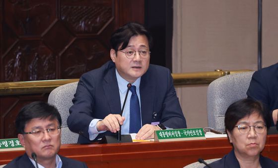 예결위 질의 답변하는 홍익표 정무수석