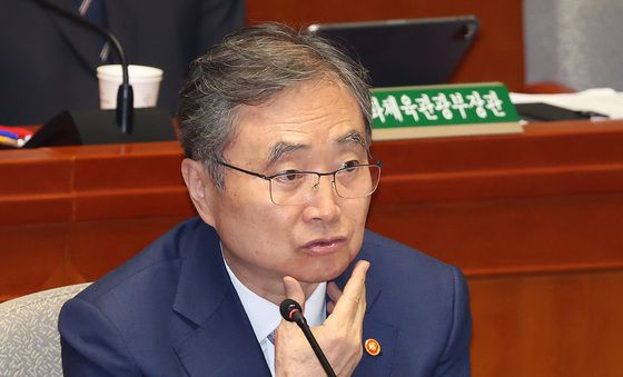 답변하는 조현 외교장관