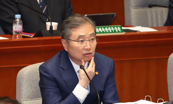 의원 질의 답변하는 조현 외교부 장관