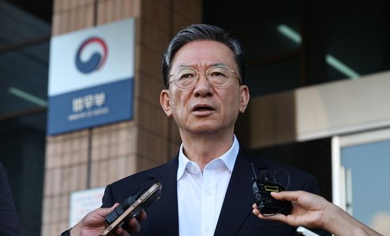 법무부 청사 나서는 '사의 수리' 정성호 장관