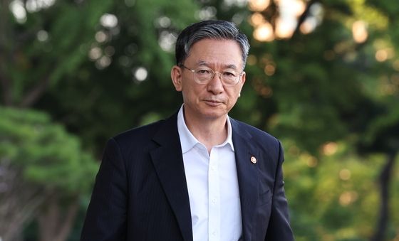 청사 나서는 정성호 법무부 장관
