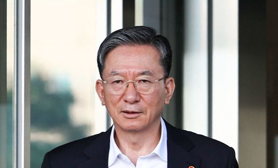 '사의 수리' 법무부 청사 나서는 정성호 장관