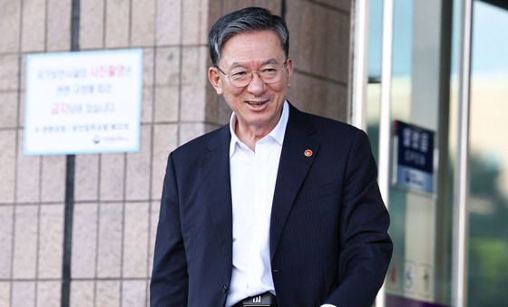 법무부 청사 나서는 정성호 장관