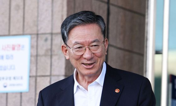 '사의 수리' 법무부 청사 나서는 정성호 장관