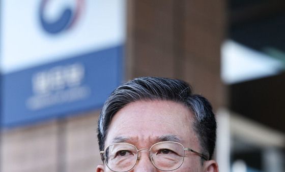 취재진 질문에 답하는 정성호 법무부 장관