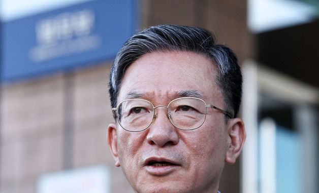 취재진 질문에 답하는 정성호 법무부 장관