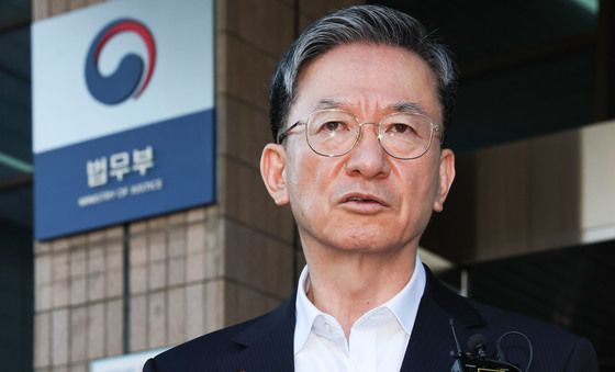취재진 질문에 답하는 정성호 법무부 장관