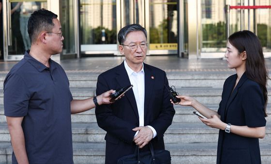 입장 밝히는 정성호 장관