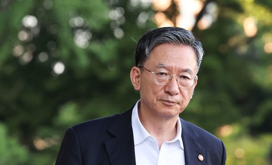 법무부 청사 떠나는 정성호 장관