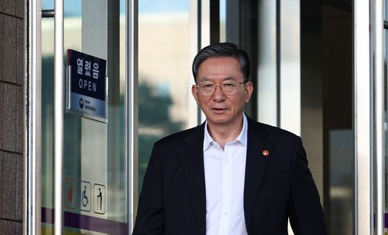 법무부 청사 떠나는 정성호 장관