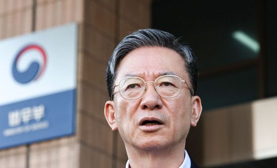 입장 밝히는 정성호 장관