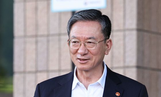 법무부 청사 떠나는 정성호 장관