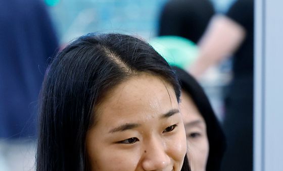 우승 메달 든 안세영