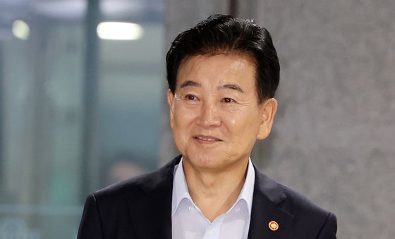 세미나 참석하는 정동영 장관