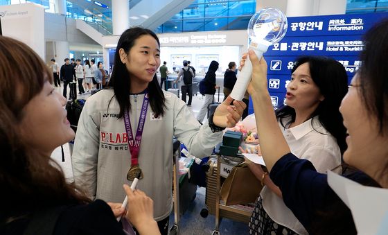 응원봉 선물 받는 안세영