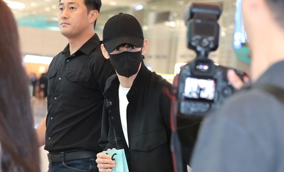 김수현, 마스크로 얼굴 가렸지만…팬들 향한 다정한 손 인사