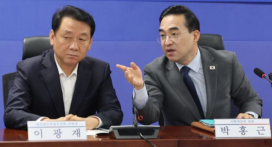 대화 나누는 박홍근·이광재