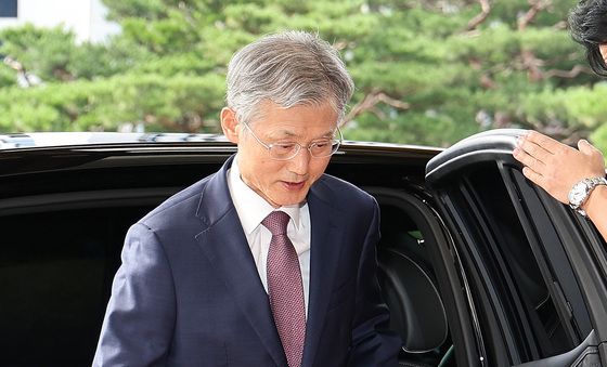 쏟아지는 질문에 답 없이 출근하는 조희대 대법원장