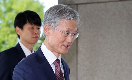 쏟아지는 질문 뒤로하고 출근하는 조희대